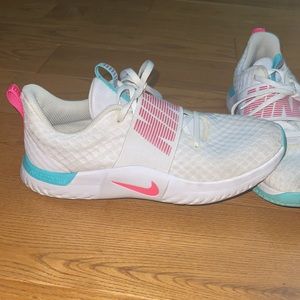 Women’s Nike tennis shoes